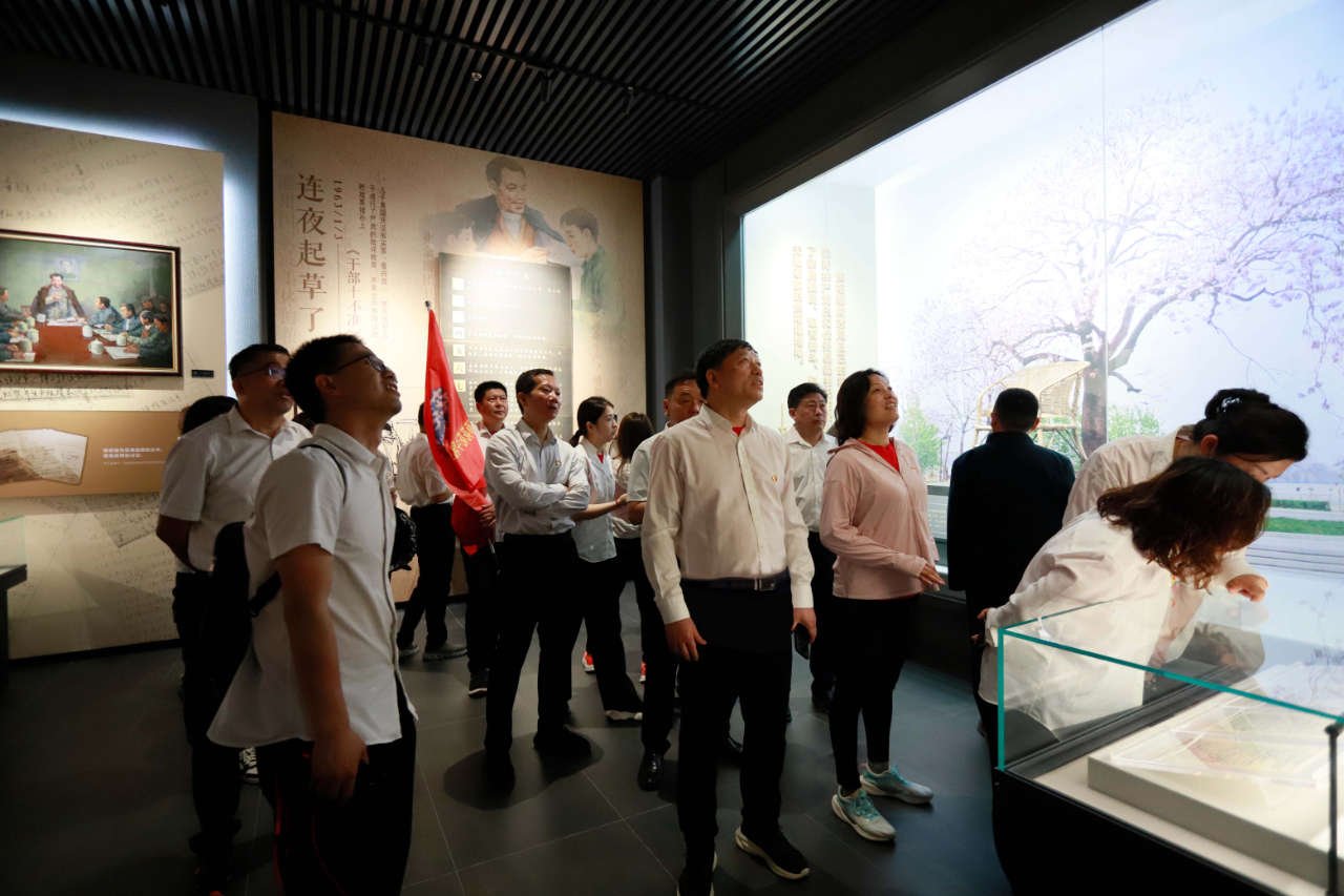 砥砺初心使命，汲取奋进力量丨压球（中国）一站式服务平台乳业集团党委组织开展学习“焦裕禄精神”主题党日活动