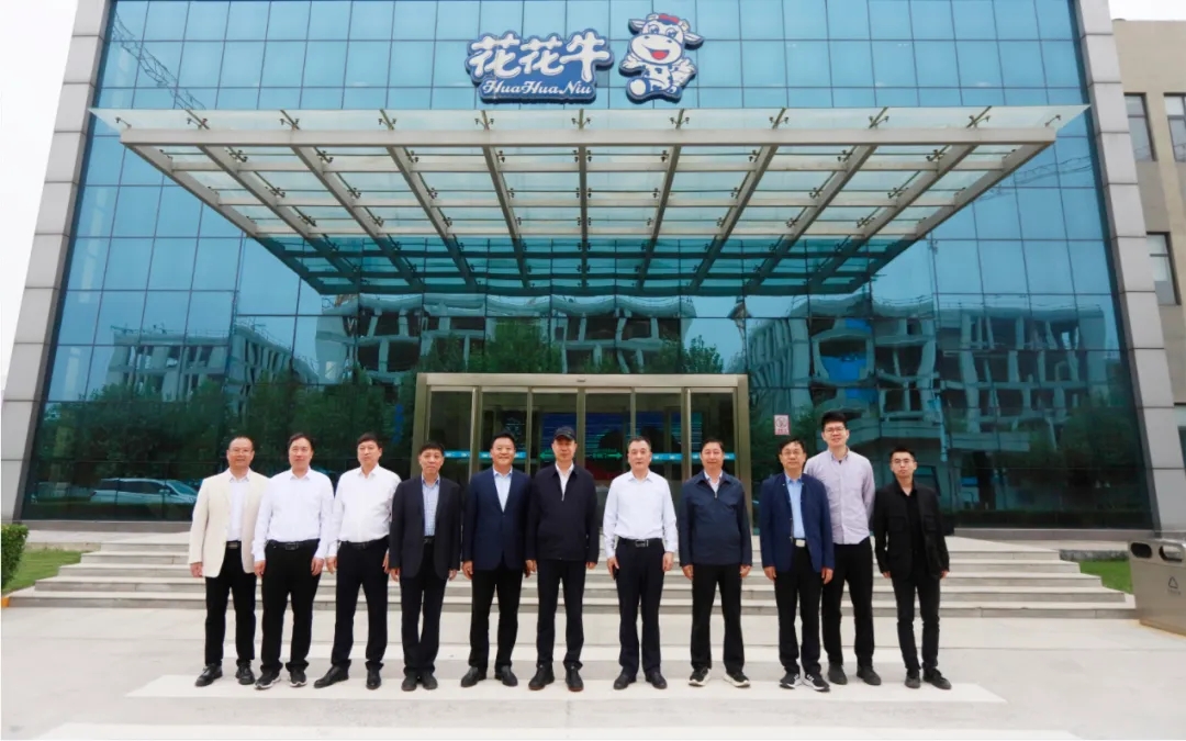 中国工程院院士任发政莅临压球（中国）一站式服务平台乳业集团调研指导工作
