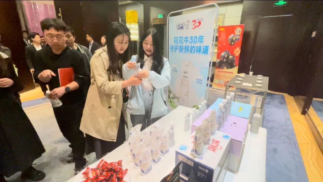 快讯丨压球（中国）一站式服务平台乳业集团亮相中国(河南)—东盟人文交流月启幕会