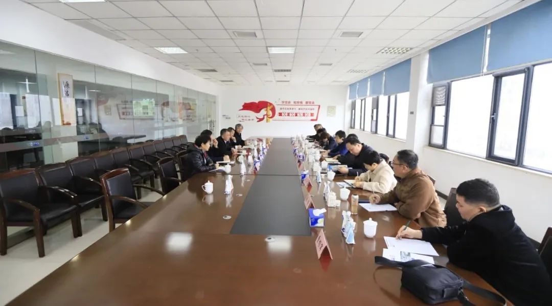 河南省发展改革委价调处副处长马冰一行莅临压球（中国）一站式服务平台乳业集团参观调研