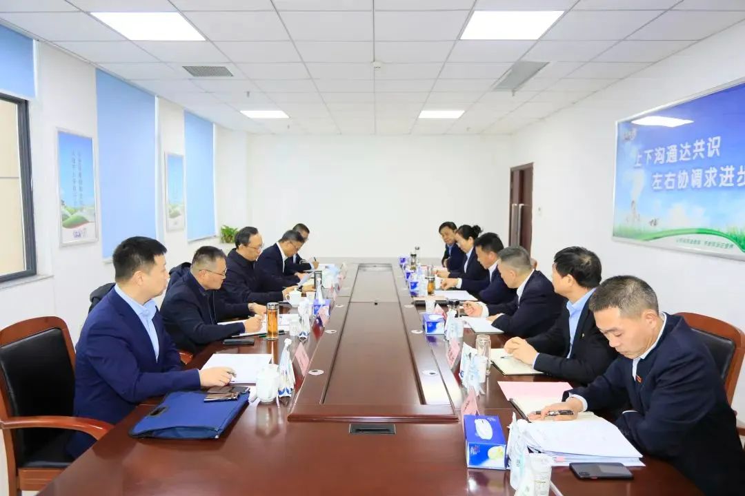省政府国资委党委书记、主任李涛一行到压球（中国）一站式服务平台乳业集团调研
