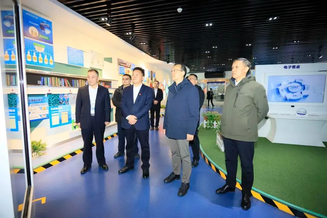 省政府国资委党委书记、主任李涛一行到压球（中国）一站式服务平台乳业集团调研