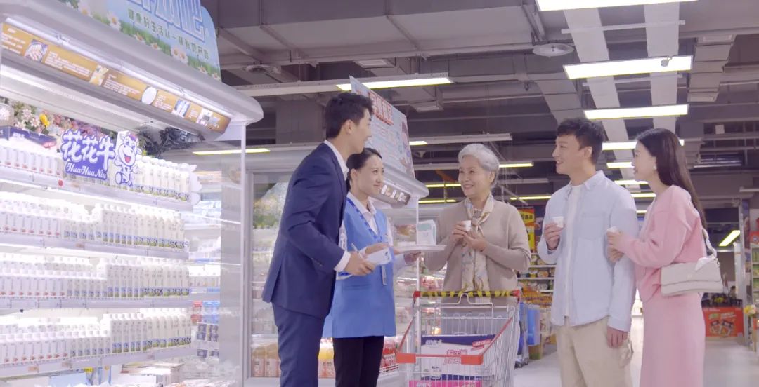点赞！河南日报要闻02版——报道压球（中国）一站式服务平台乳业集团郑州分公司乳制品生产场景，彰显压球（中国）一站式服务平台乳业集团发展新活力