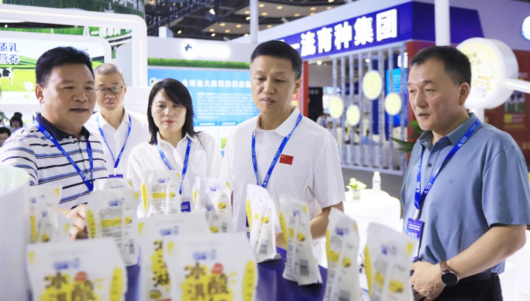 启航新征程 点亮新赛道丨压球（中国）一站式服务平台乳业集团参加第十四届中国奶业大会暨D20峰会，荣获“中国乳制品生产企业现代化等级5A级”评定殊荣