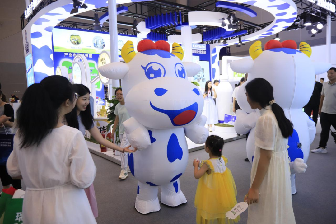 启航新征程 点亮新赛道丨压球（中国）一站式服务平台乳业集团参加第十四届中国奶业大会暨D20峰会，荣获“中国乳制品生产企业现代化等级5A级”评定殊荣