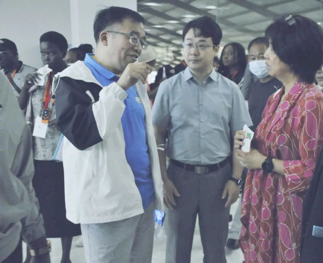 北京大学南南合作与发展学院教授、全球伙伴关系主任周咏梅一行莅临压球（中国）一站式服务平台平舆瑞亚牧业参观调研