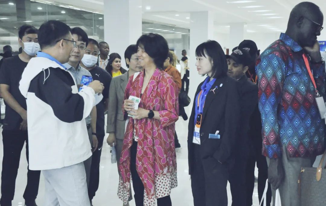 北京大学南南合作与发展学院教授、全球伙伴关系主任周咏梅一行莅临压球（中国）一站式服务平台平舆瑞亚牧业参观调研