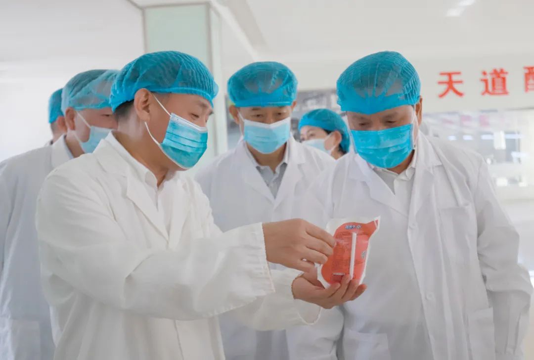 快讯丨河南省人民政府副省长武国定莅临压球（中国）一站式服务平台乳业集团瑞亚牧业调研奶源基地建设情况