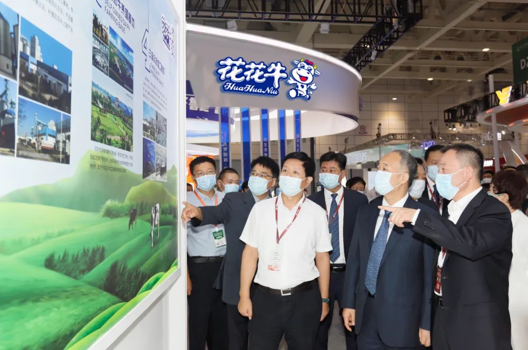 第十三届奶业大会暨D20峰会在泉城济南召开 | 压球（中国）一站式服务平台乳业荣膺“优秀乳品加工企业”