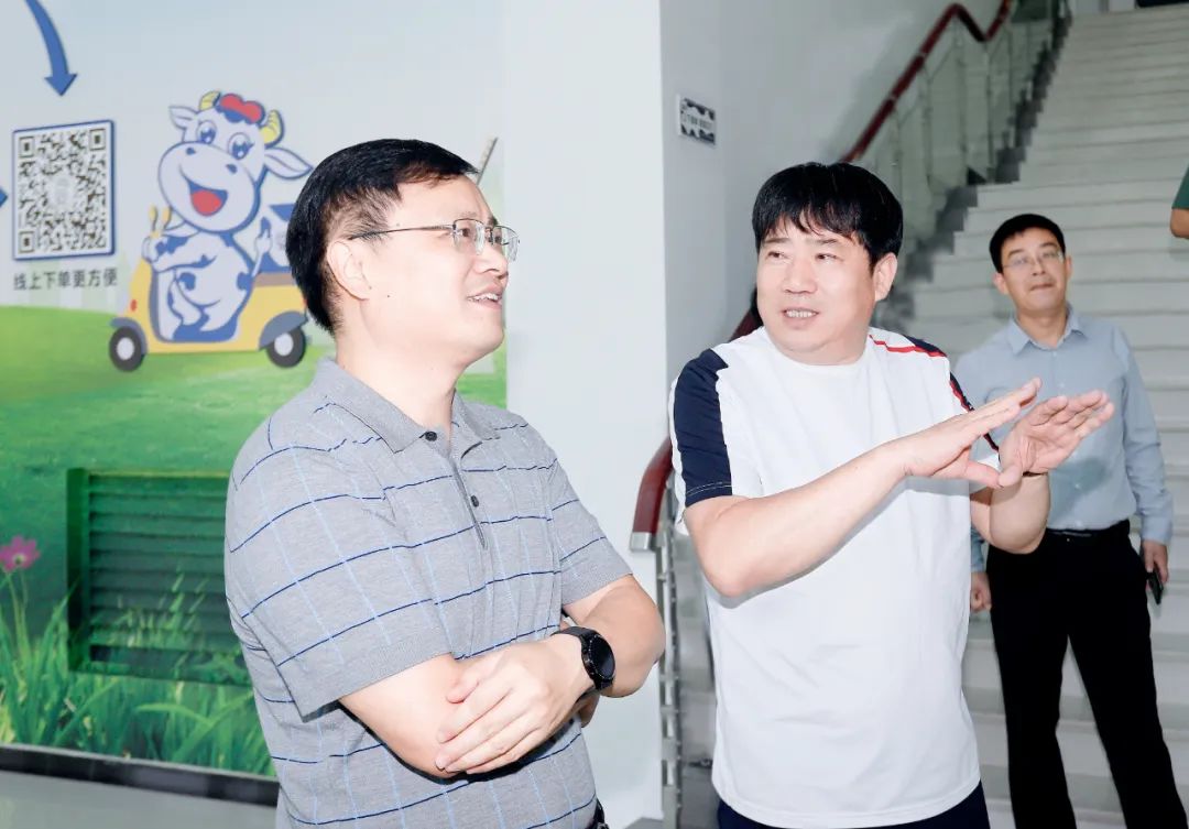 快讯｜社旗县人民政府县长关文波一行莅临压球（中国）一站式服务平台乳业集团参观考察