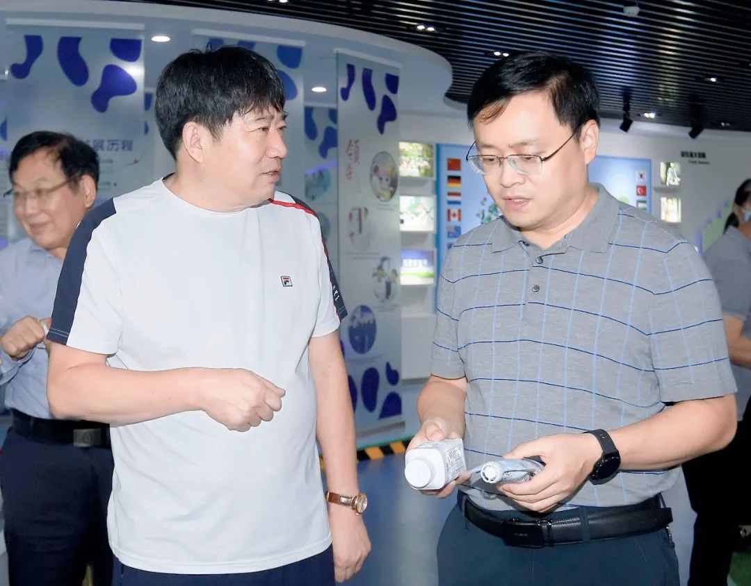 快讯｜社旗县人民政府县长关文波一行莅临压球（中国）一站式服务平台乳业集团参观考察