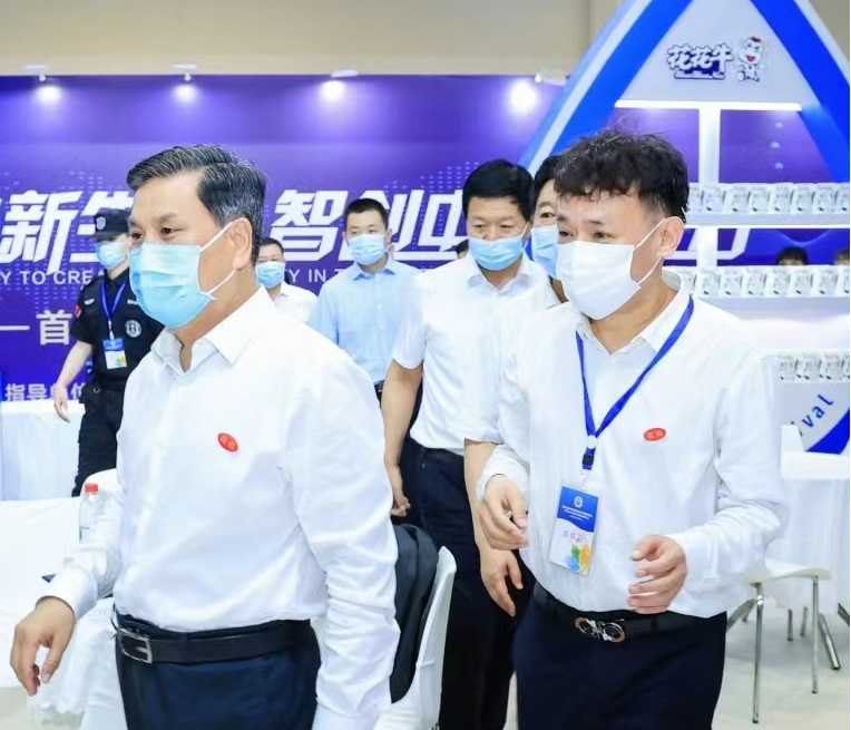 压球（中国）一站式服务平台 | 第34届中原畜牧业交易博览会开幕河南省人民政府副省长武国定莅临压球（中国）一站式服务平台展台参观