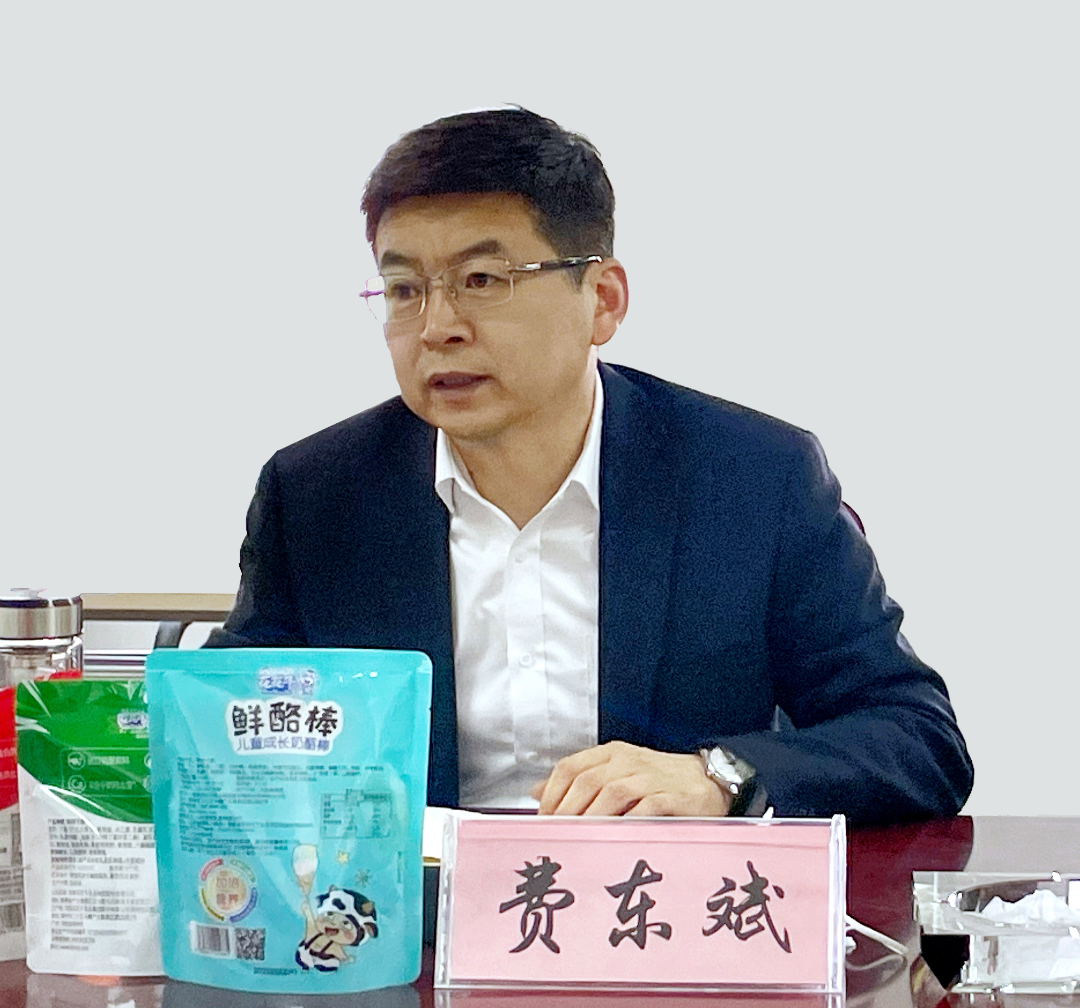 河南省委常委、副省长费东斌莅临 压球（中国）一站式服务平台乳业集团调研