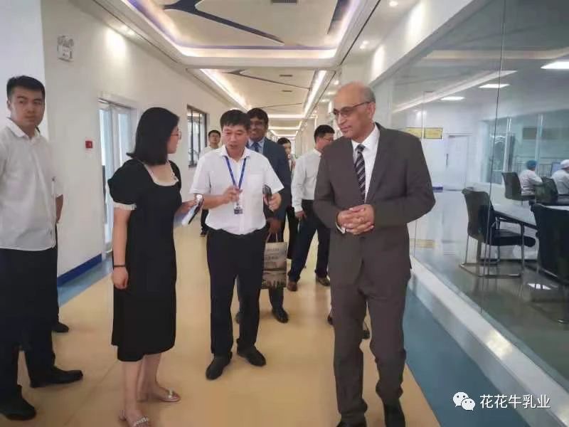 巴基斯坦驻华大使莫因·哈克 莅临压球（中国）一站式服务平台乳业集团参观访问