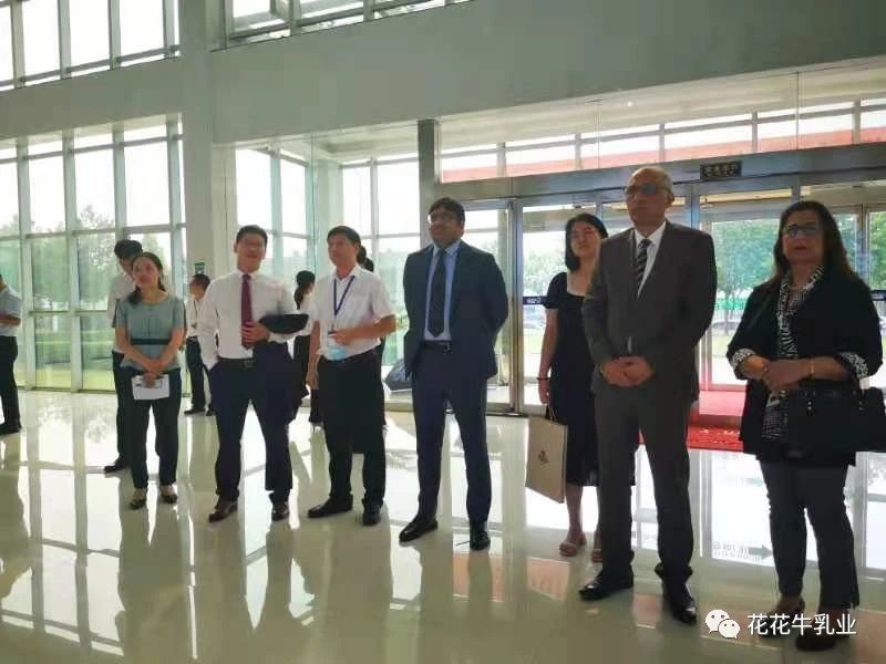 巴基斯坦驻华大使莫因·哈克 莅临压球（中国）一站式服务平台乳业集团参观访问