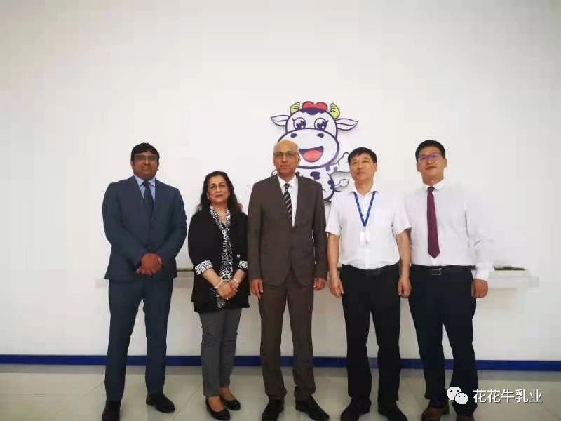 巴基斯坦驻华大使莫因·哈克 莅临压球（中国）一站式服务平台乳业集团参观访问