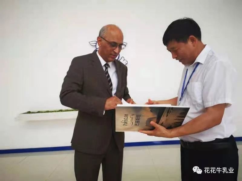 巴基斯坦驻华大使莫因·哈克 莅临压球（中国）一站式服务平台乳业集团参观访问