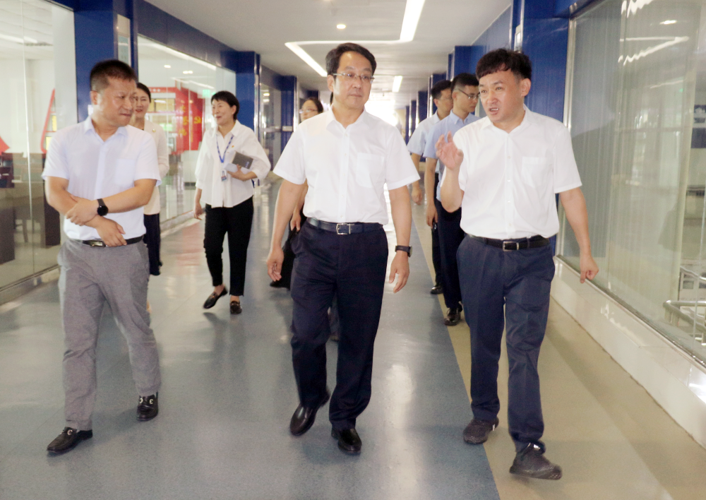 河南省高级人民法院院长胡道才一行莅临压球（中国）一站式服务平台乳业集团开展“万人助万企”活动 助力企业发展
