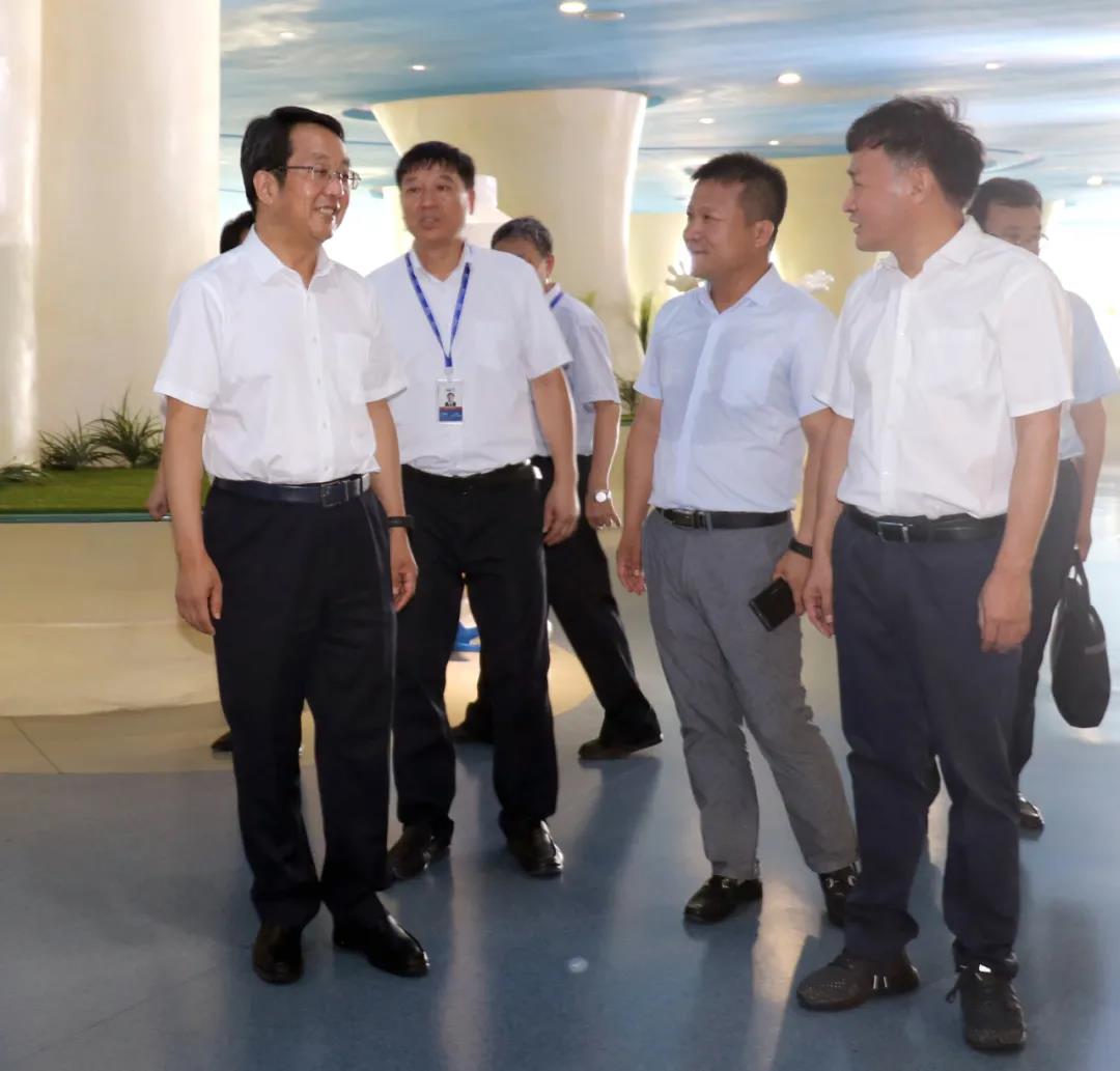 河南省高级人民法院院长胡道才一行莅临压球（中国）一站式服务平台乳业集团开展“万人助万企”活动 助力企业发展