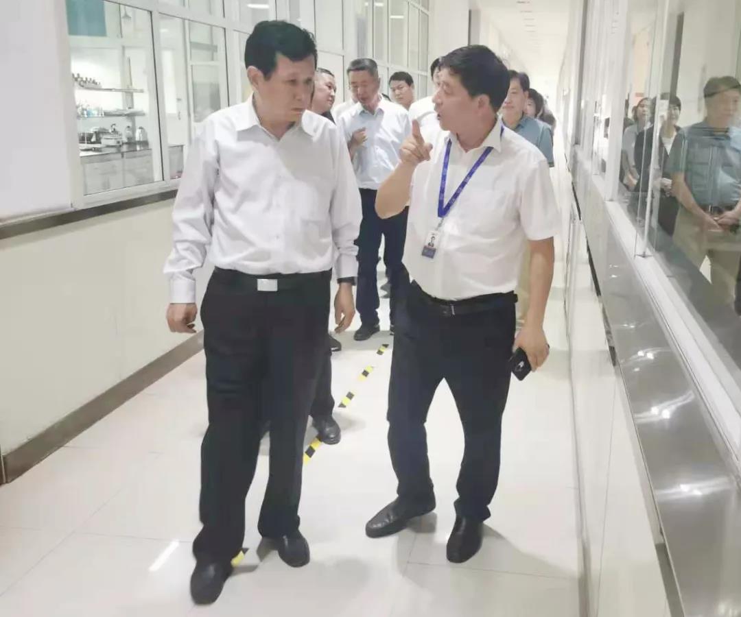 郑州航空港区党工委书记张俊峰莅临郑州压球（中国）一站式服务平台乳制品有限公司调研