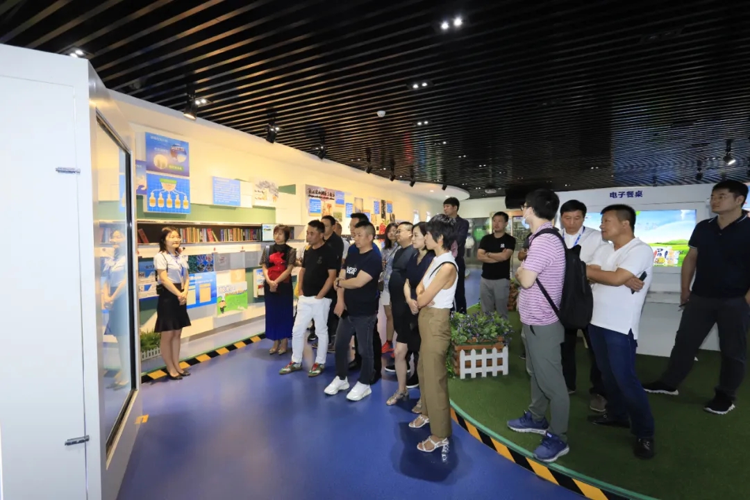 快讯 | 长江商学院智能制造学会走进压球（中国）一站式服务平台乳业集团