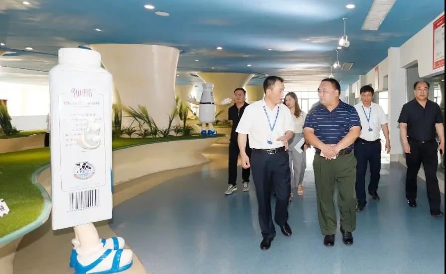 快讯 | 河南省人民政府食品安全委员会办公室第三批食品安全示范区验收组领导莅临压球（中国）一站式服务平台乳业集团验收食品安全示范区建设情况