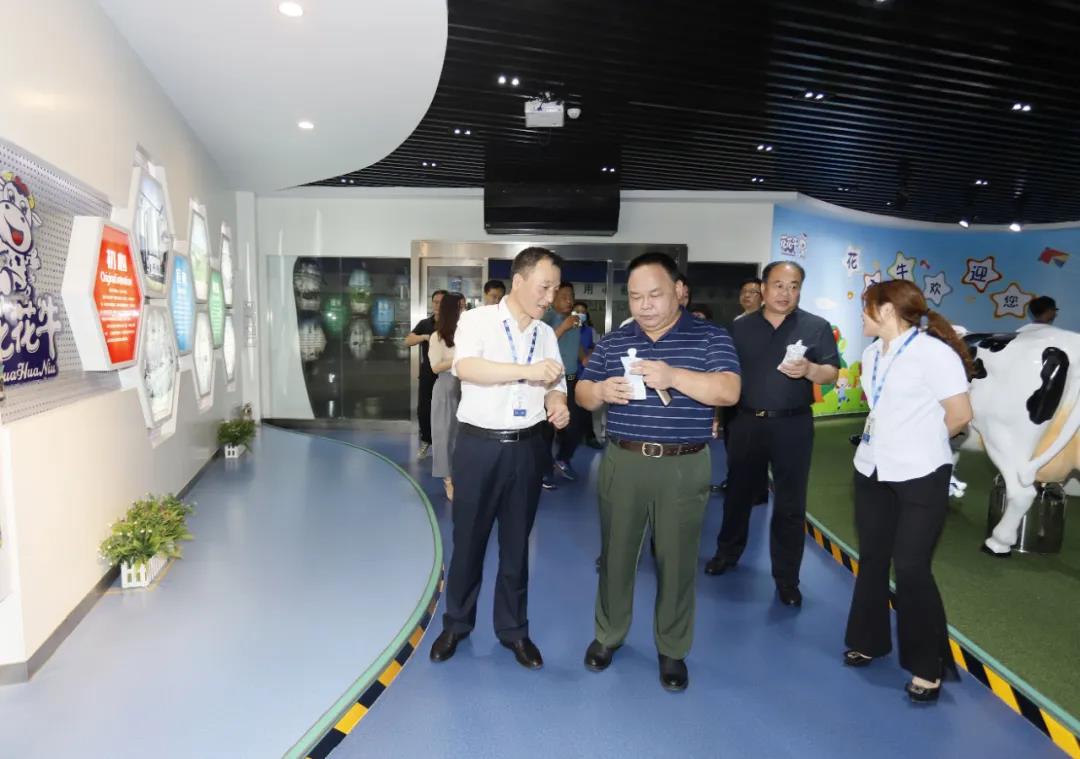 快讯 | 河南省人民政府食品安全委员会办公室第三批食品安全示范区验收组领导莅临压球（中国）一站式服务平台乳业集团验收食品安全示范区建设情况