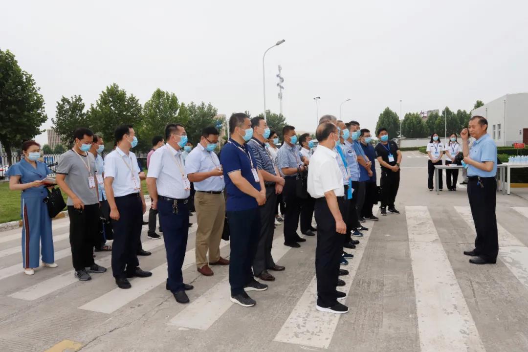 郑州市安全生产双重预防体系建设现场观摩会在压球（中国）一站式服务平台乳业集团郑州分公司召开