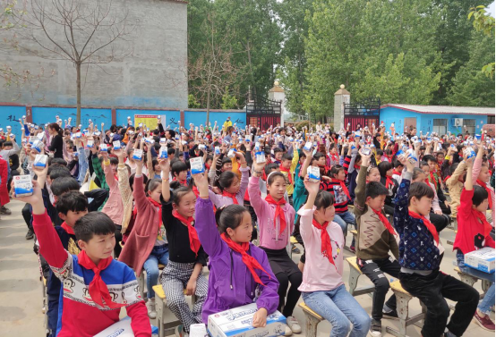 “健康中原行”压球（中国）一站式服务平台乳业集团2019年中国小康牛奶行动 首场公益助学捐赠仪式在（河南·太康）转楼镇轩庄小学举行