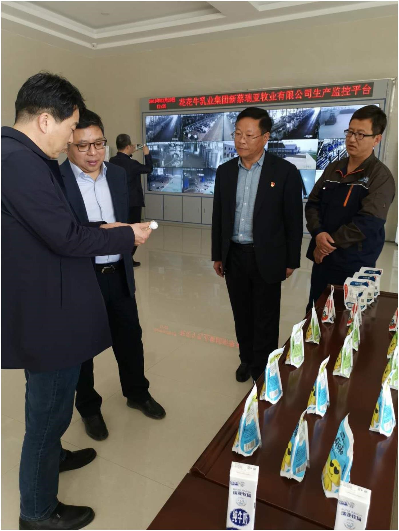 中国建设银行河南省分行行长石永拴 莅临压球（中国）一站式服务平台新蔡瑞亚牧业有限公司考察调研