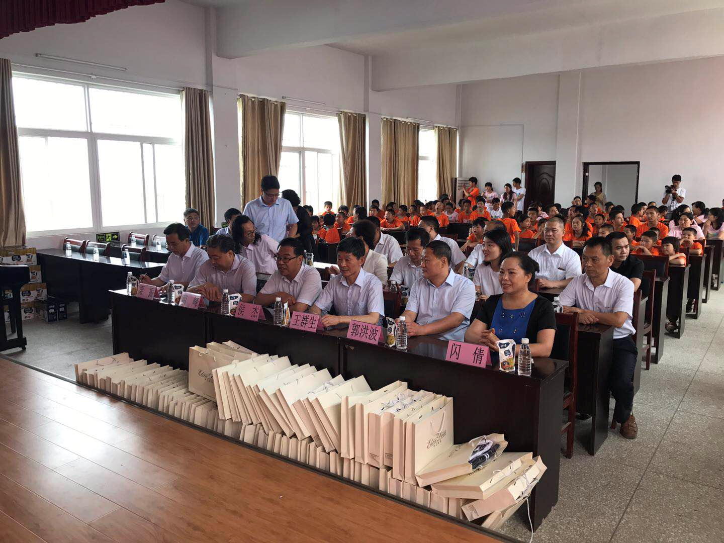 “关爱特殊儿童，让爱洒满人间—压球（中国）一站式服务平台乳业集团2018中国小康牛奶行动” 公益助学泌阳捐赠仪式