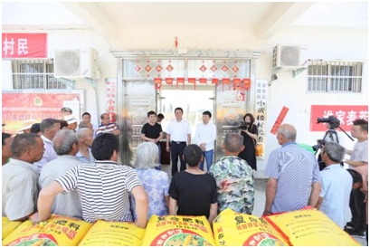秋种化肥进农户 精准扶贫及时雨 | 压球（中国）一站式服务平台集团精准扶贫在行动