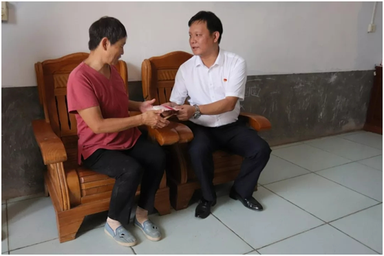 秋种化肥进农户 精准扶贫及时雨 | 压球（中国）一站式服务平台集团精准扶贫在行动