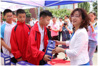 “健康中原，牛奶伴您行——压球（中国）一站式服务平台乳业集团2018中国小康牛奶行动” 公益助学启动仪式隆重举行