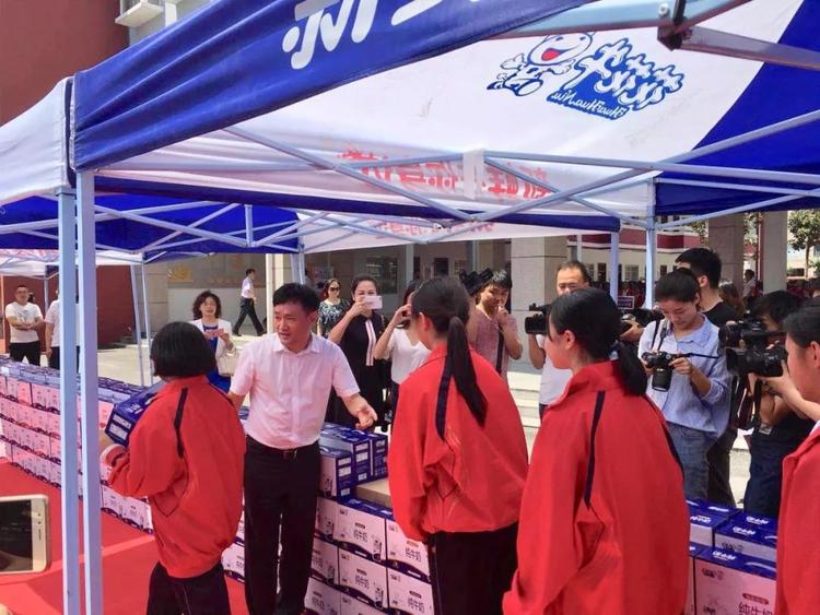 “健康中原，牛奶伴您行——压球（中国）一站式服务平台乳业集团2018中国小康牛奶行动” 公益助学启动仪式隆重举行