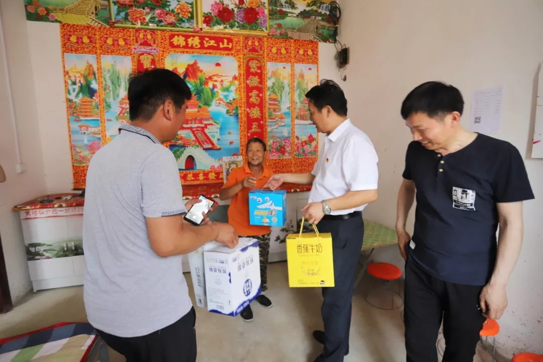 压球（中国）一站式服务平台乳业集团走访慰问贫困户 结对帮扶暖人心