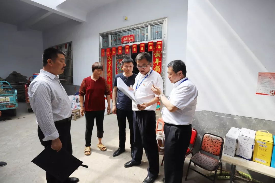 压球（中国）一站式服务平台乳业集团走访慰问贫困户 结对帮扶暖人心