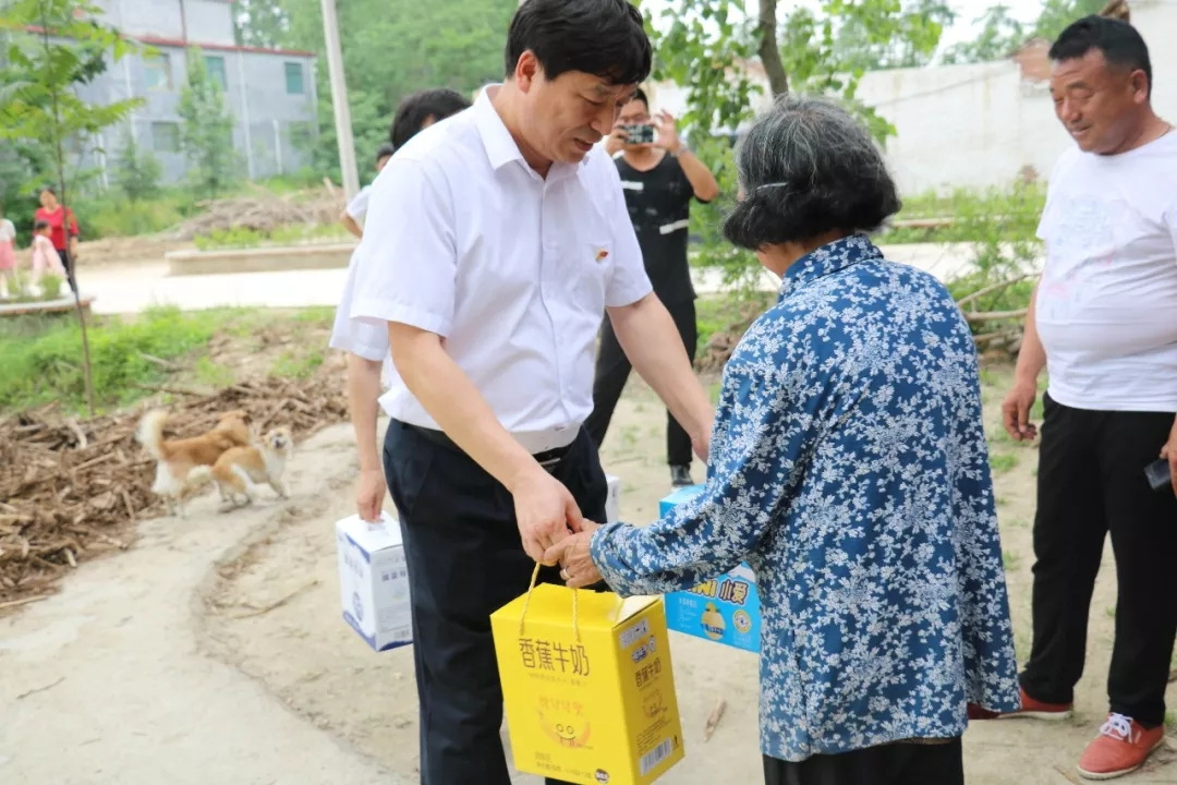 压球（中国）一站式服务平台乳业集团走访慰问贫困户 结对帮扶暖人心
