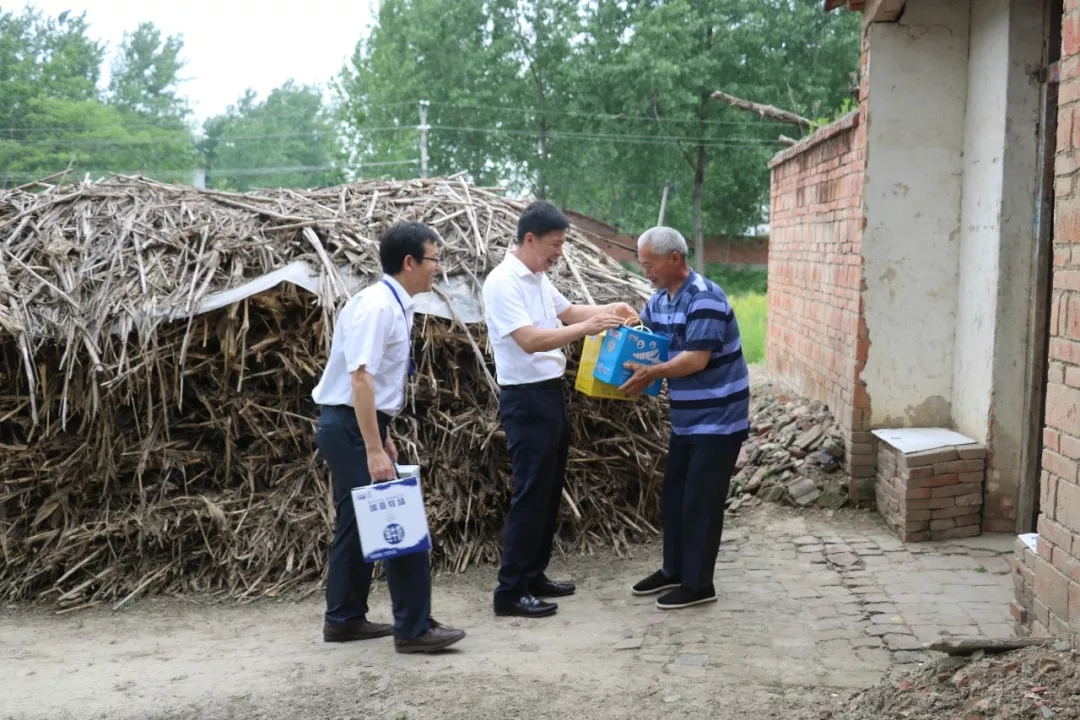 压球（中国）一站式服务平台乳业集团走访慰问贫困户 结对帮扶暖人心