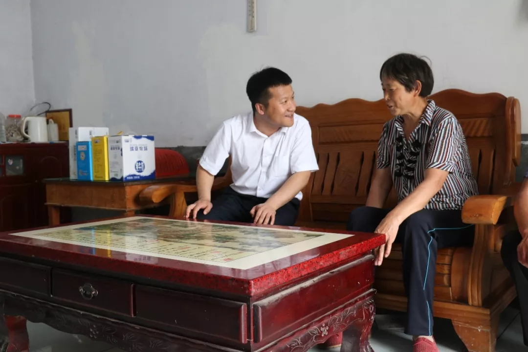 压球（中国）一站式服务平台乳业集团走访慰问贫困户 结对帮扶暖人心