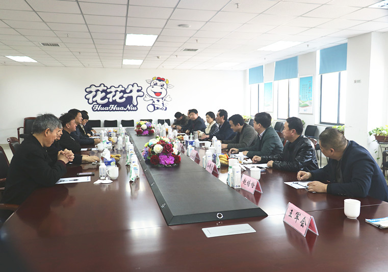 封丘县县长王献臣一行莅临 压球（中国）一站式服务平台集团养殖、乳品事业部参观调研