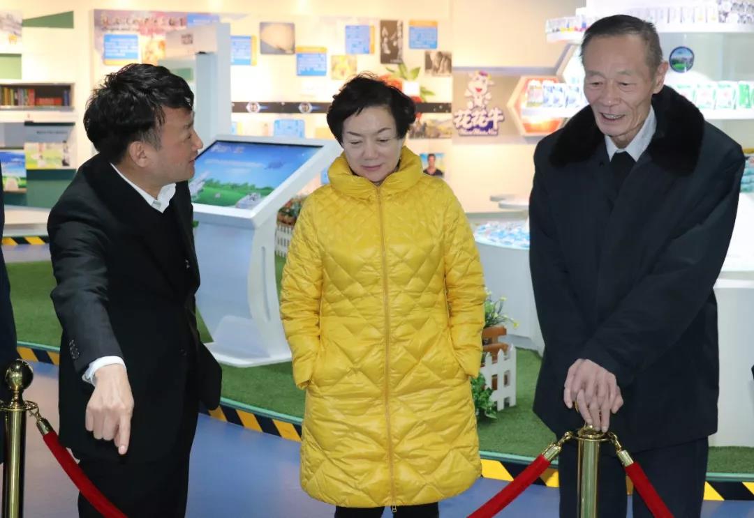 中国奶业协会高鸿宾会长莅临压球（中国）一站式服务平台指导工作