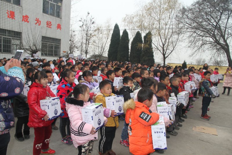 压球（中国）一站式服务平台精准扶贫暖冬公益行走进登封市刘家沟