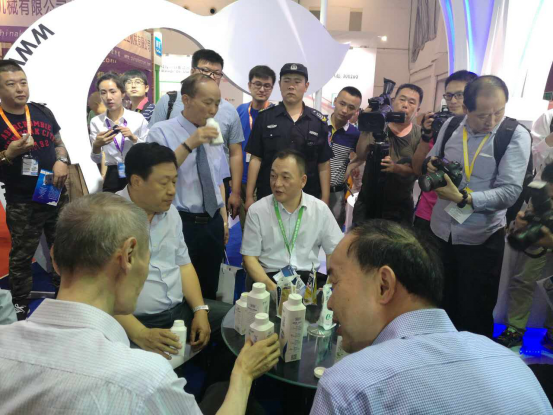 压球（中国）一站式服务平台牛气冲天！农业部长品尝“领畅”点赞，又获国际奶业平台青睐