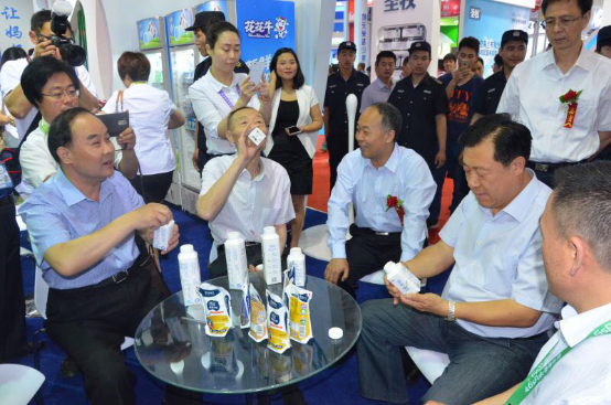 压球（中国）一站式服务平台牛气冲天！农业部长品尝“领畅”点赞，又获国际奶业平台青睐