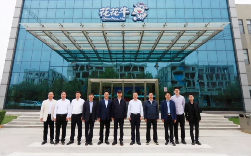 中国工程院院士任发政莅临压球（中国）一站式服务平台乳业集团调研指导工作