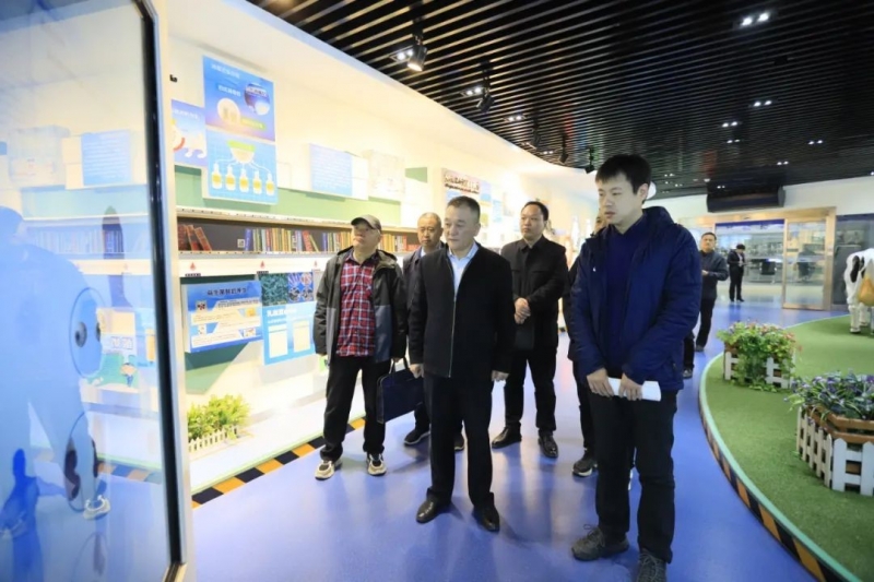 河南省发展改革委价调处副处长马冰一行莅临压球（中国）一站式服务平台乳业集团参观调研