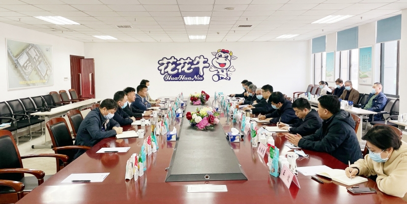 河南省委常委、副省长费东斌莅临 压球（中国）一站式服务平台乳业集团调研