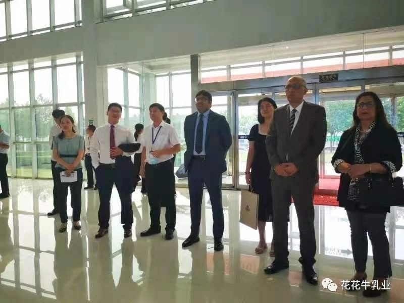 巴基斯坦驻华大使莫因·哈克 莅临压球（中国）一站式服务平台乳业集团参观访问
