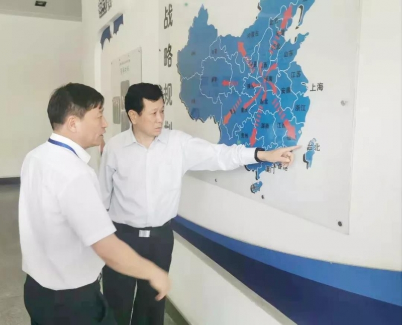 郑州航空港区党工委书记张俊峰莅临郑州压球（中国）一站式服务平台乳制品有限公司调研